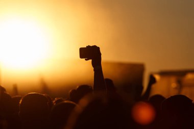 Smartphone içinde kalabalık bir el silüeti