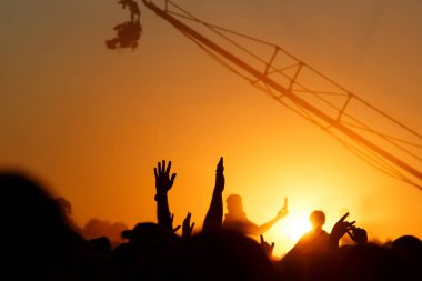 Mutlu insanların elleri Rock Festivali 'nin yaz aylarında sahnede eğleniyor