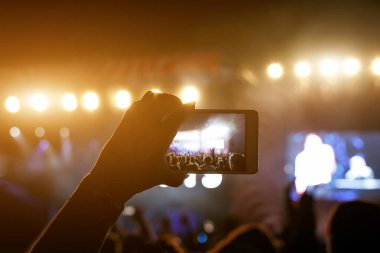 Akıllı telefon kayıtları ile canlı müzik festivali ve konser sahnesinin fotoğrafını çekmek..