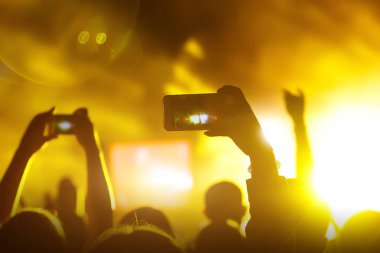 Kendilerini zevk müzik festivalinde kalabalıkları,