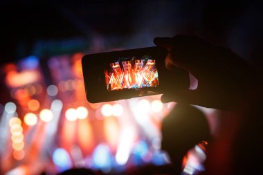 Smartphone içinde kalabalık bir el silüeti.