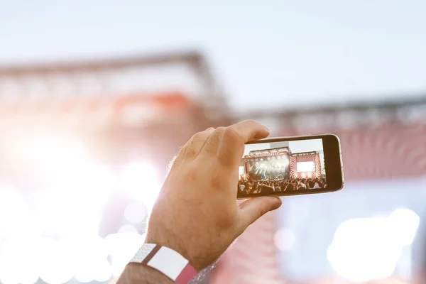 Mani con un record di smartphone live music festival, prendendo foto della fase di concerto, concerto dal vivo in estate all'aperto fest — Foto Stock