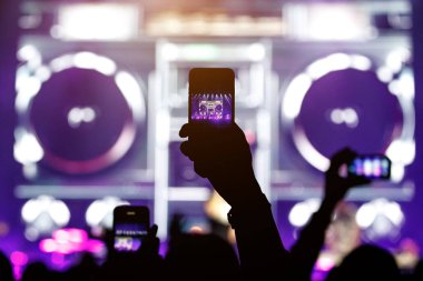 bir el ile bir smartphone bir konserde silüeti