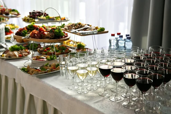 Πολλά ποτήρια κρασιού με ένα δροσερό γευστικό, λευκό και κόκκινο κρασί στο το event catering — Φωτογραφία Αρχείου