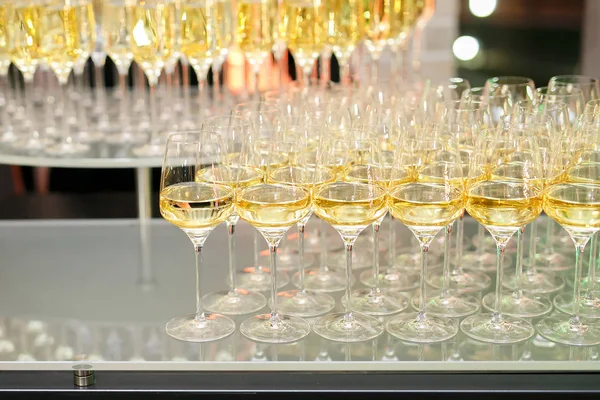 Beaucoup de verres à champagne ou de vin à l’événement traiteur blanc — Photo