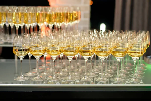 Un montón de copas con champagne o vino en el catering para eventos — Foto de Stock