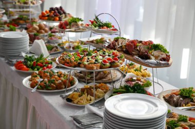 Ikram Servisi. Restoran tablo Event'de atıştırmalık yiyecek ile.
