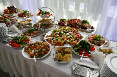 Bir sürü yiyecek ve aperatifler olay catering üzerinde