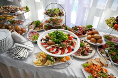 Bir sürü yiyecek ve aperatifler olay catering üzerinde