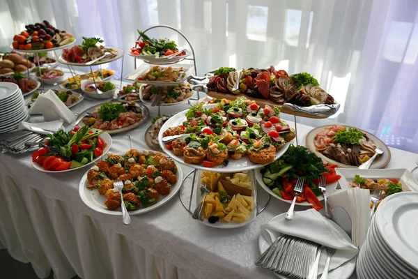 たくさんの食べ物とイベントのケータリングの軽食 — ストック写真