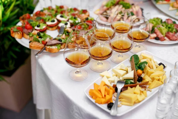 Brýle s koňak nebo brandy na poskytování cateringových — Stock fotografie