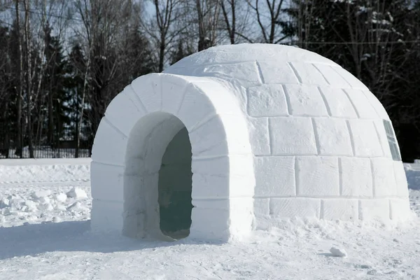 Igloo icehouse , Snowhouse yurt, Eskimo shelter built of ice — Stock Photo, Image