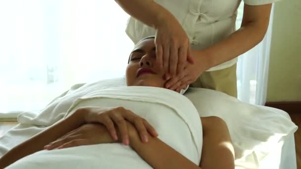 Gelukkig Jong Mooi Vrouw Liggend Naar Beneden Ontvangst Massage Spa — Stockvideo