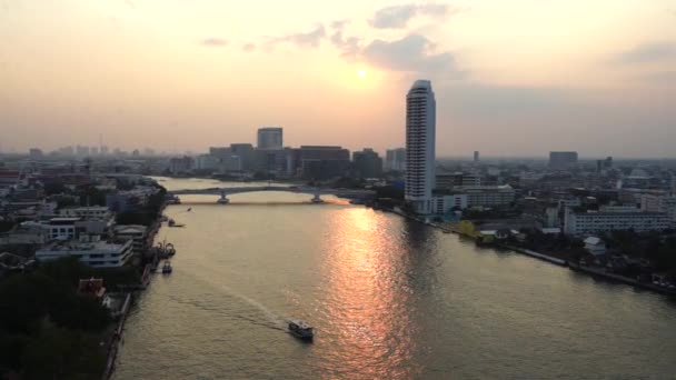 夕暮れ時のバンコクの橋 チャオプラヤ川を渡るタイの美しい橋 — ストック動画
