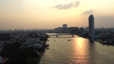 Alacakaranlıkta Bangkok Köprüsü 'nde. Tayland güzel köprüsü Chao Phraya nehri üzerinde