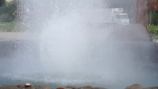 Close Fountain Stream Drops Splashes — Stock Video