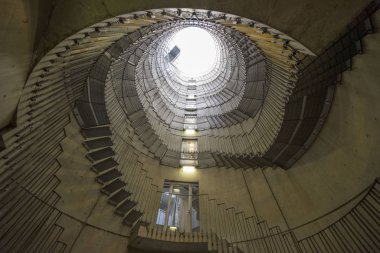 Tokyo / Japonya - 8 Aralık 2019: Tokyo, Japonya 'da bir binada yangın merdiveni inşa edildi