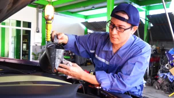 Mecánico Automóviles Trabajando Garaje Servicio Reparación — Vídeo de stock