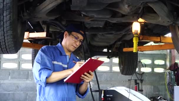 汽车修理工在车库里工作 维修事务 — 图库视频影像