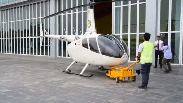 Uçarken Otoparkta Çalışan Bir Helikopter — Stok video