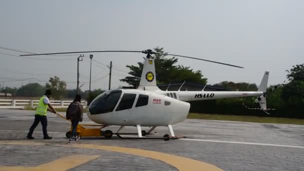 Trabalhando Helicóptero Estacionamento Mestre Garagem Depois Voar — Vídeo de Stock