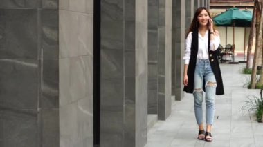 Business Man ve Business Woman finans uzmanı toplantı danışmanlığı yapıyor ve ofiste birlikte çalışıyorlar. Finansal iş ve yaşam tarzı konsepti.