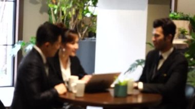 Business Man ve Business Woman finans uzmanı toplantı danışmanlığı yapıyor ve ofiste birlikte çalışıyorlar. Finansal iş ve yaşam tarzı konsepti.