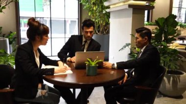 Bir araya gelen çalışanlar grubu, birlikte çalışma alanındaki en iyi takım çalışmasını göstermektedir. Üyelik, beraberlik ortaklığı ve başarı kavramına katılır.