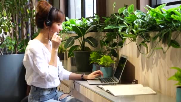 Callcenter Betreiber Headset Gespräch Mit Dem Kunden Frau Kopfhörer Mit — Stockvideo