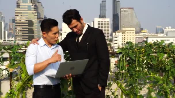 Boss Wears Suit Research Staff Watching Vegetable Plots Planted Roof — Stock Video