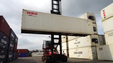 İş ve lojistik ihracat ve ithalat yapan konteyner gemisi. Kargoyu vinçle limana götürüyorum. Uluslararası Su Taşımacılığı.