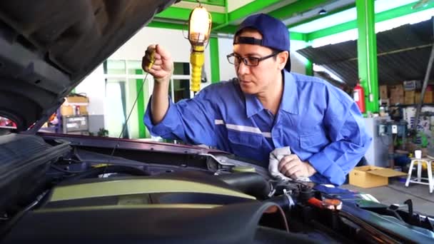 Mecânico Mão Uniforme Azul Com Chave Garagem Serviço Automóvel Auto — Vídeo de Stock