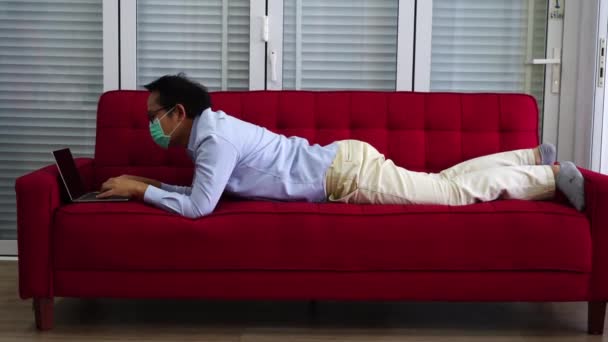 Asijští Muži Nosí Masky Unavený Práce Spaní Červené Pohovce Domě — Stock video