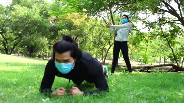 Teen Paare Tragen Sportanzüge Tragen Masken Und Schützen Sich Vor — Stockvideo