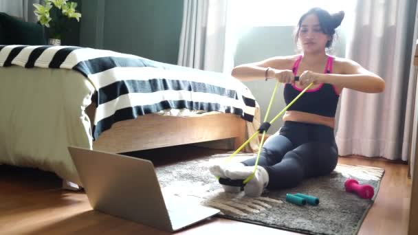 Fit Aziatische Vrouw Draagt Een Sportbeha Maskers Doet Yoga Plank — Stockvideo
