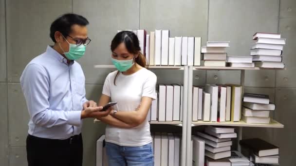 Donne Asiatiche Camminano Parlare Con Colleghi Trovare Lavoro Sono Uomini — Video Stock