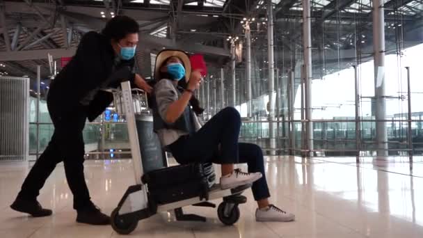 Sırt Çantalı Gezginler Maskeli Asyalı Kadınlar Hastalığın Önlenmesi Havaalanında Uçağı — Stok video