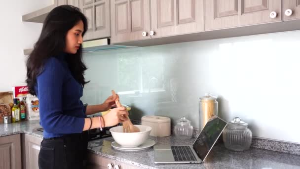 Asiatiche Casalinghe Femminili Stanno Cucinando Testare Pentola Della Minestra Cucina — Video Stock