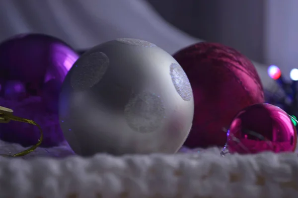2020 avec des boules traditionnelles du Nouvel An et des guirlandes lumineuses le soir du Nouvel An — Photo