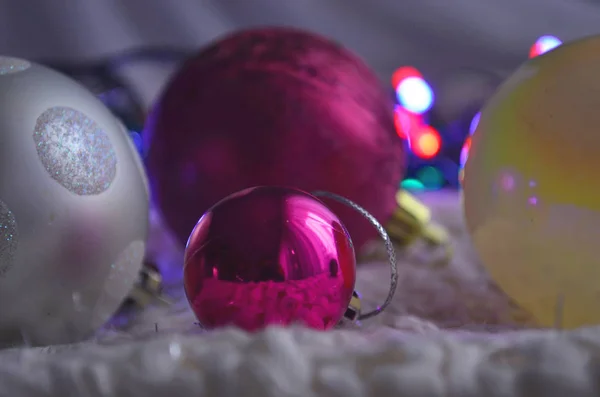 2020 s tradičními silvestrovskými míčky a jasnými věnci na Silvestra — Stock fotografie
