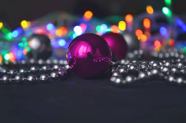 2020 with traditional New Year's balls and bright garlands on New Year's Eve — Stock Photo, Image