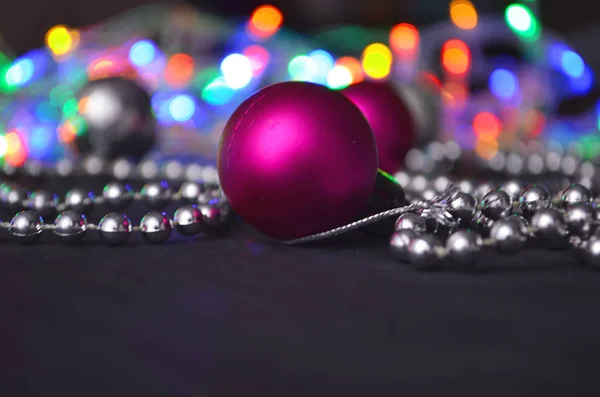 2020 avec des boules traditionnelles du Nouvel An et des guirlandes lumineuses le soir du Nouvel An — Photo