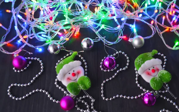 2020 con bolas tradicionales de Año Nuevo y guirnaldas brillantes en la víspera de Año Nuevo — Foto de Stock