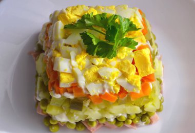 Ev yemeği Olivier salatası, yakın plan fotoğraf. Şenlik masasına.