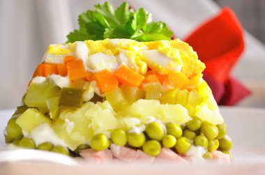 Ev yemeği Olivier salatası, yakın plan fotoğraf. Şenlik masasına.