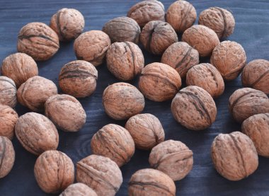 Masada olgun elma ve ceviz var. Soyulmuş fındıklar ve raflar..