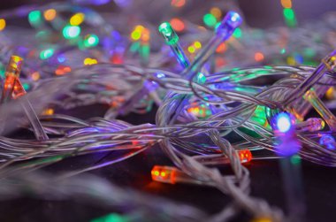 Noel arkaplanı, çelenk ışıkları oyuncaklar kar taneleri parlak bir gece.