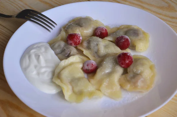 Dumplings med kirsebær. En populær og traditionel skål i Ukraine . - Stock-foto