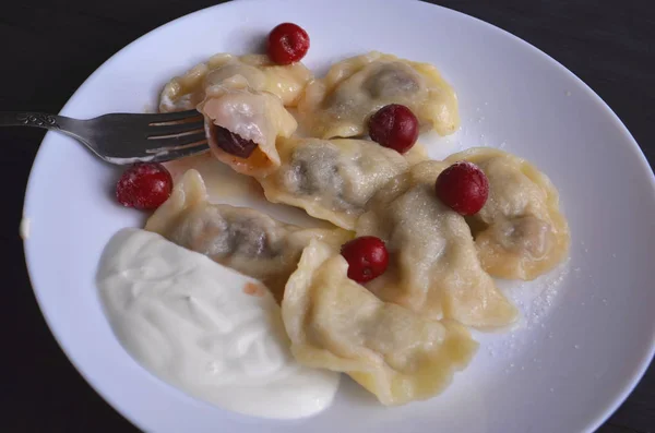 Dumplings with cherries. A popular and traditional dish in Ukraine. — Stock Photo, Image