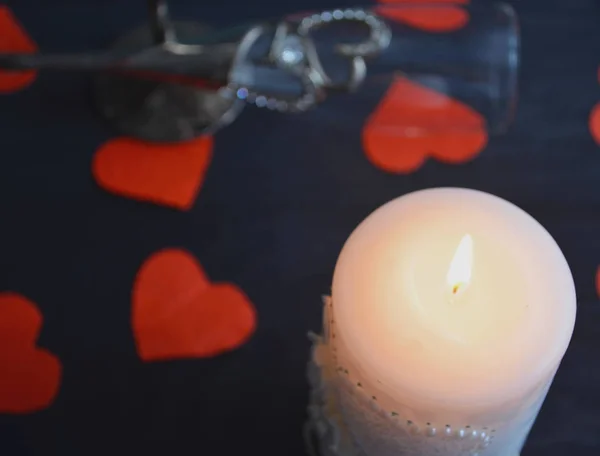 Brandende kaars, romantische sfeer. Op een houten plank. Valentijnsdag. Valentijn — Stockfoto